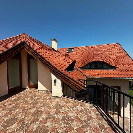 Paloznaki Nyaralo * Paloznak